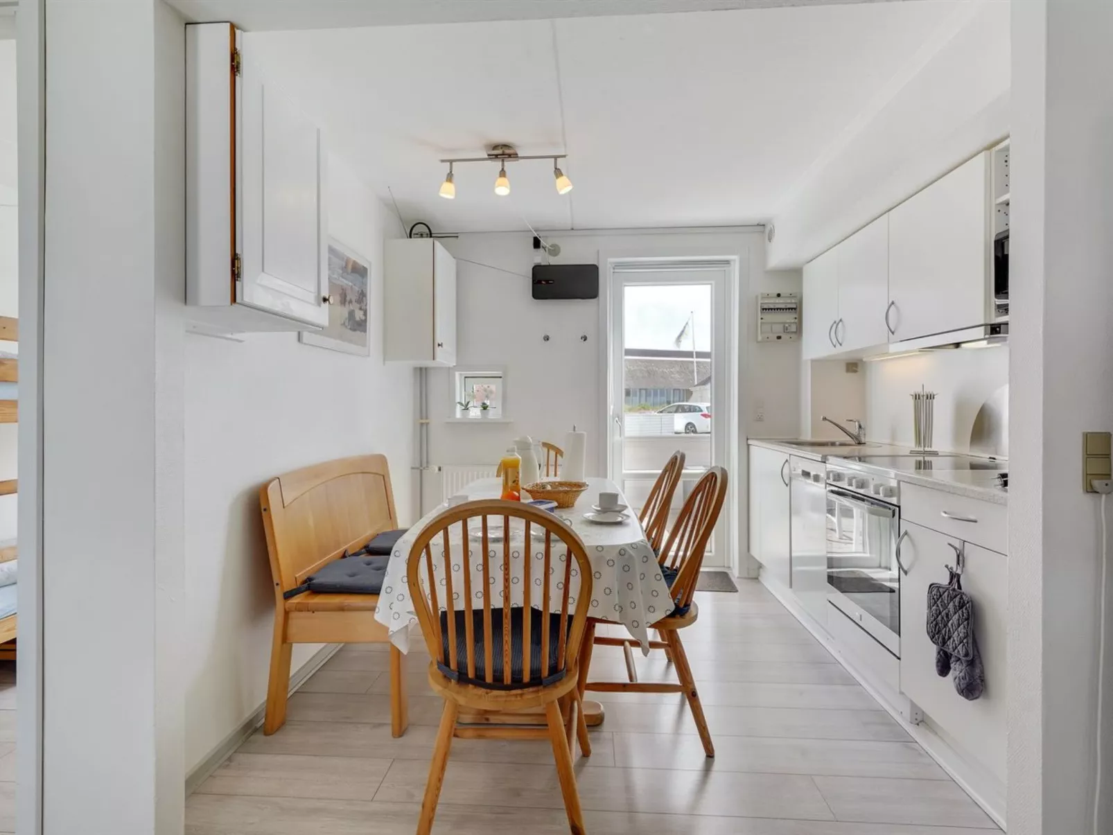 "Mariam" - 2.3km from the sea-Binnen