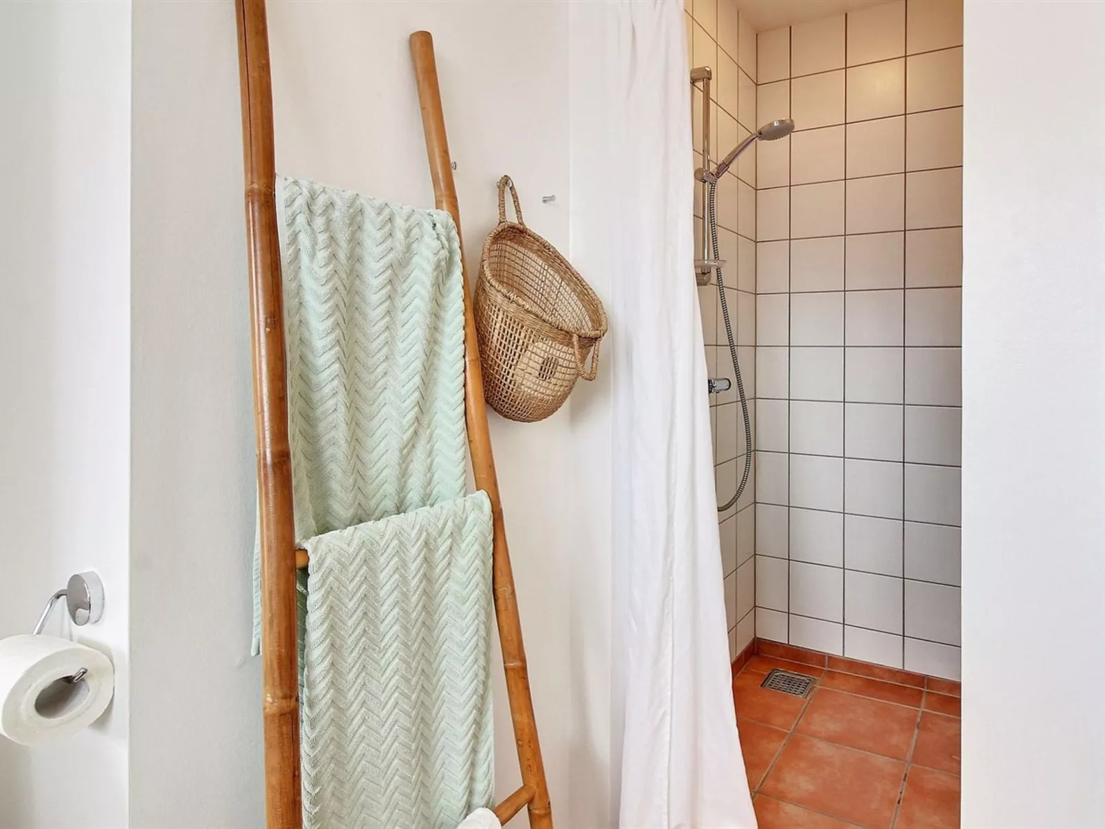 "Vinny" - 1.2km from the sea-Binnen