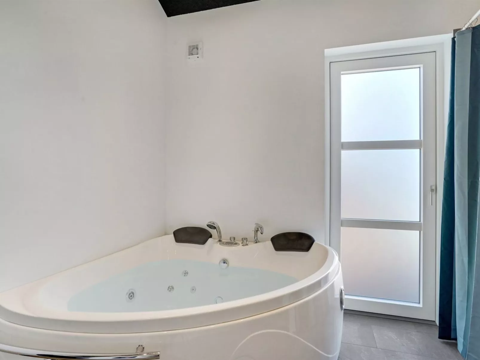 "Moreen" - 1.5km from the sea-Binnen