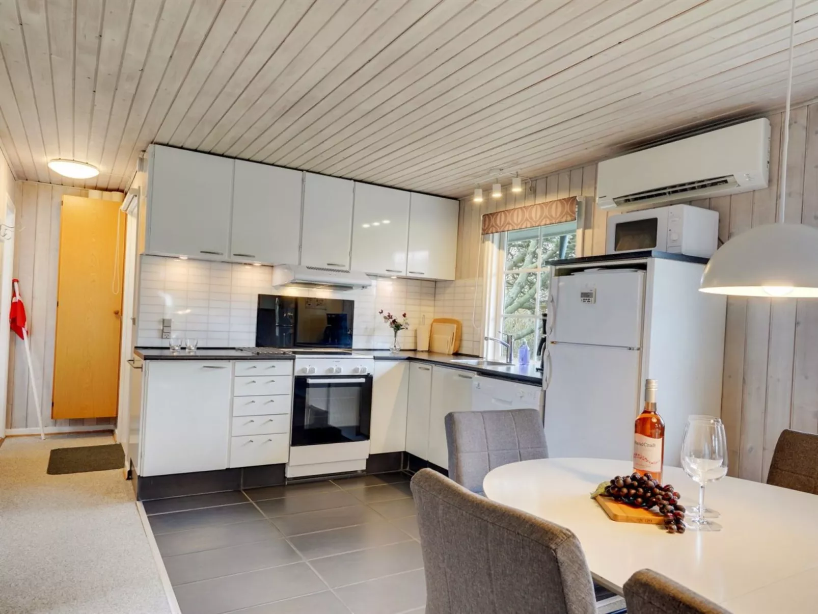 "Maikel" - 900m from the sea-Binnen