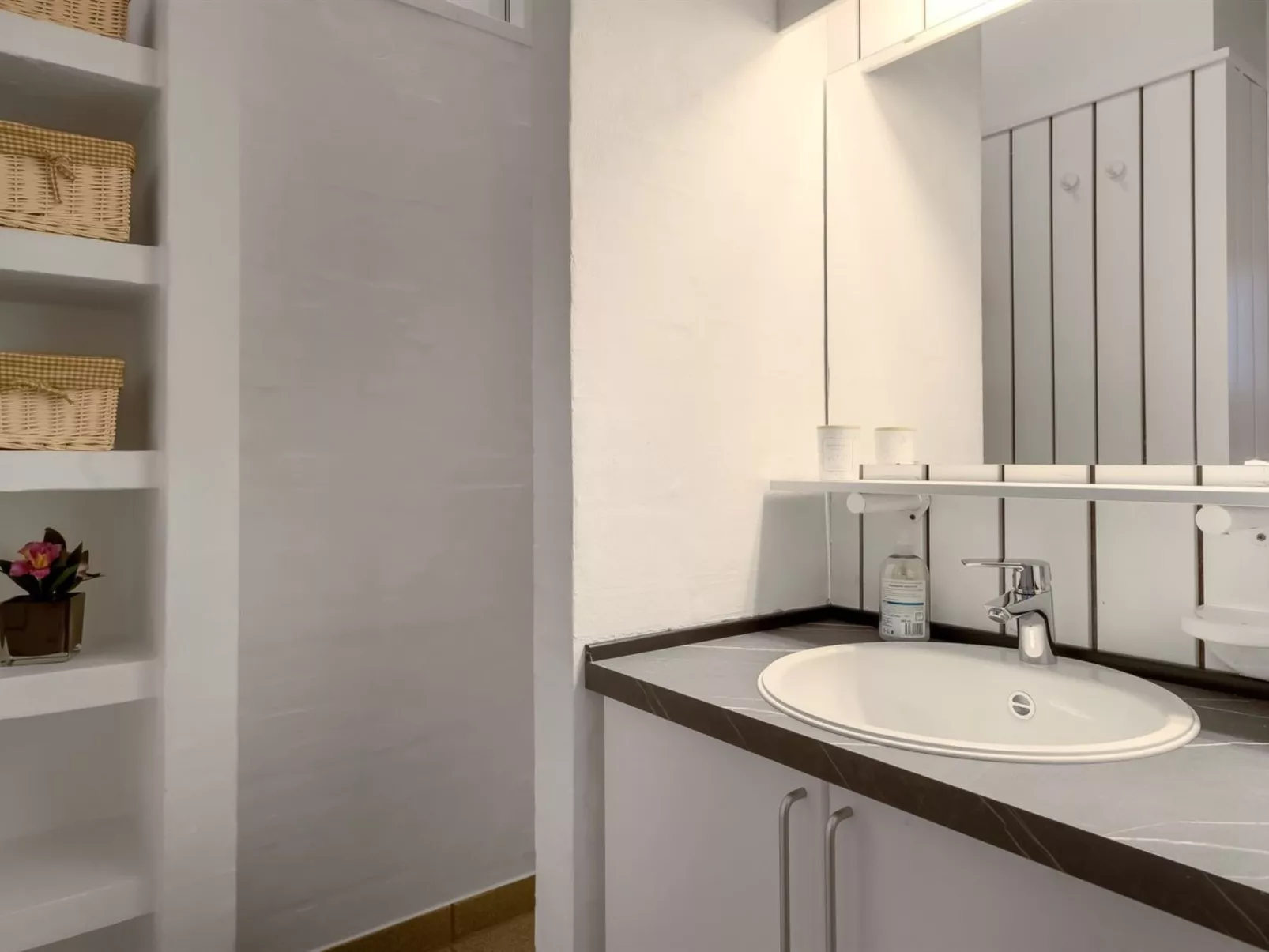 "Amadahy" - 950m from the sea-Binnen