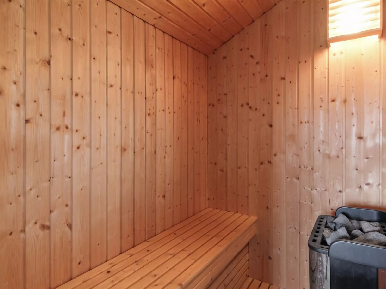 "Huno" - 400m from the sea-Binnen