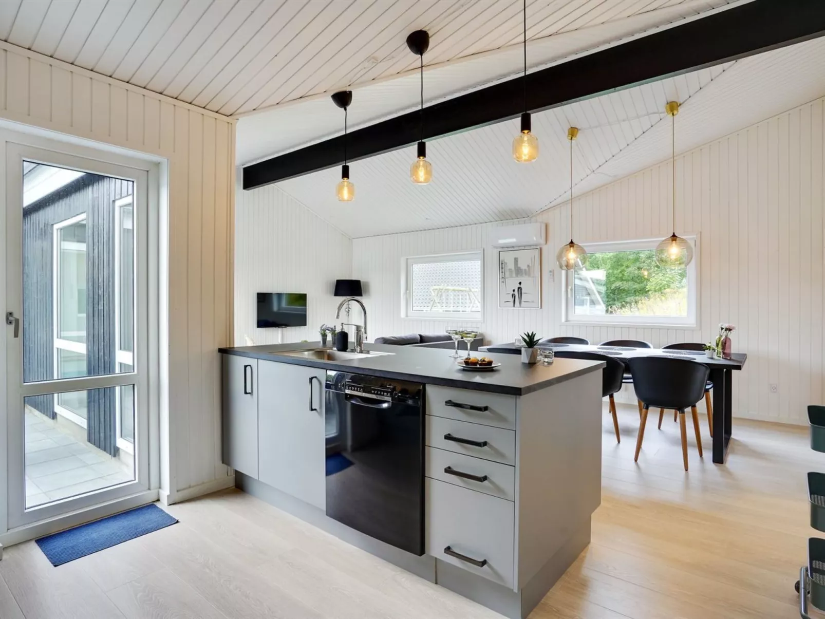 "Bjarki" - 800m from the sea-Binnen