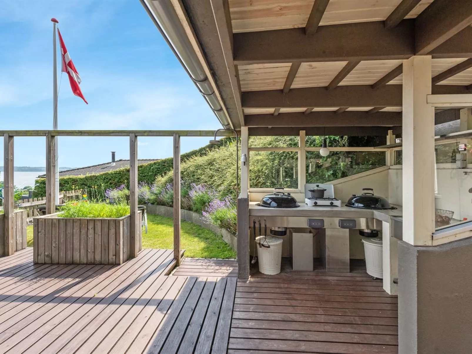 "Haraldina" - 350m to the fjord-Buiten