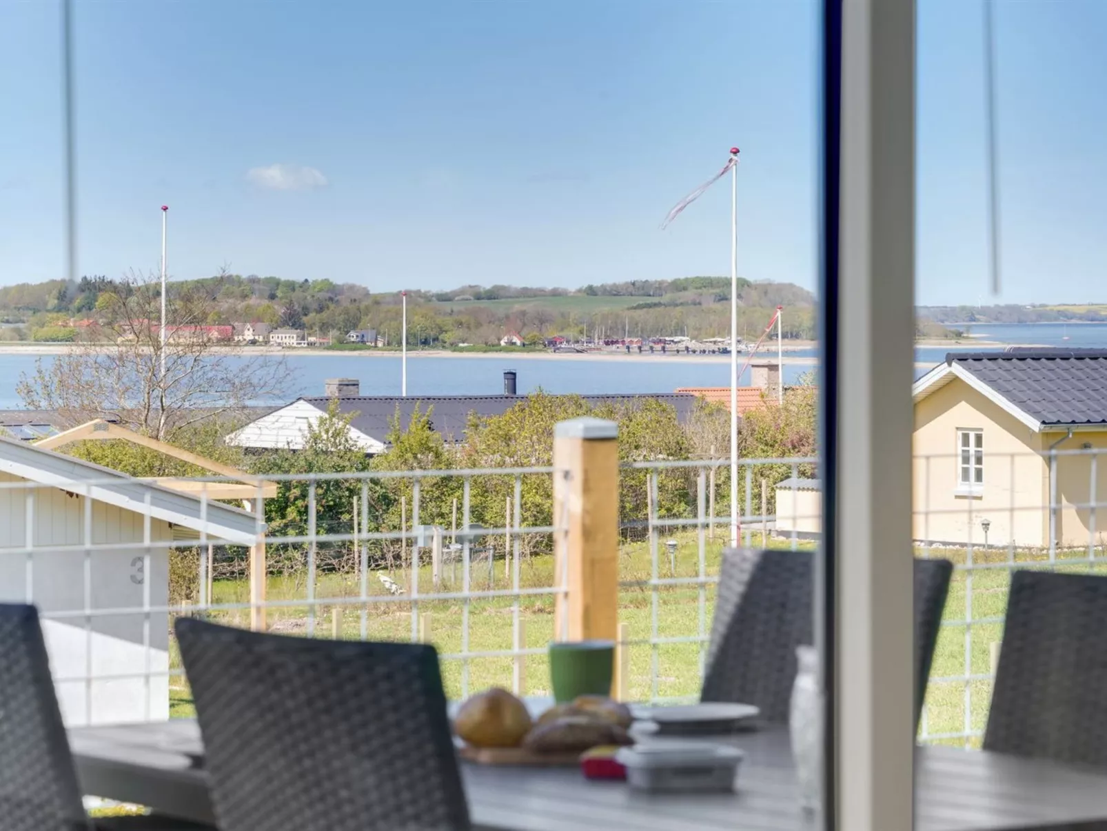 "Vasilij" - 300m to the fjord-Buiten