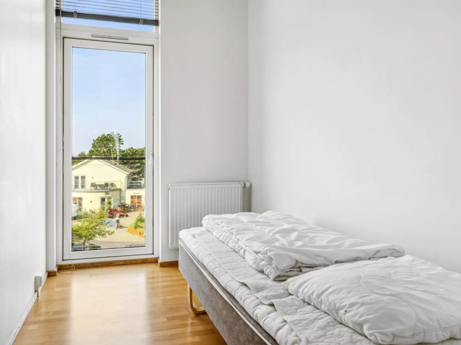 "Kimi" - 100m from the sea-Binnen