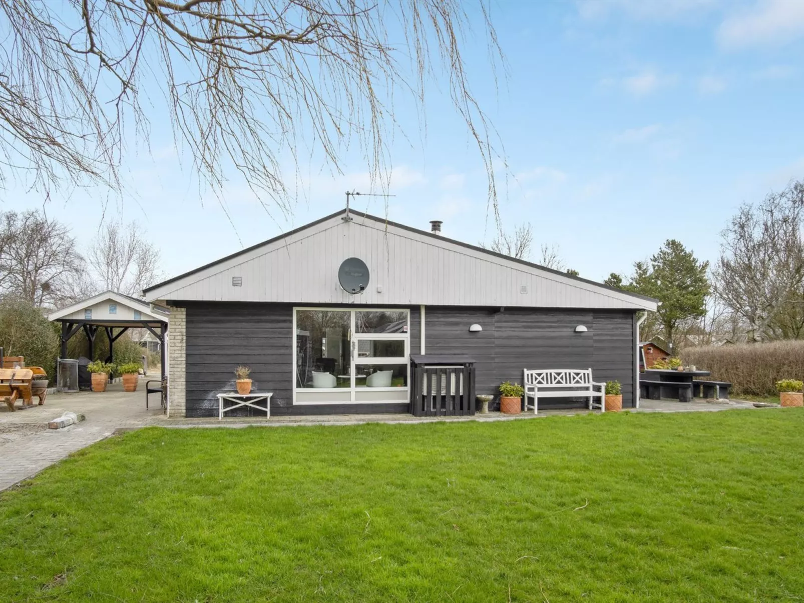 "Kjartan" - 32m to the fjord-Buiten