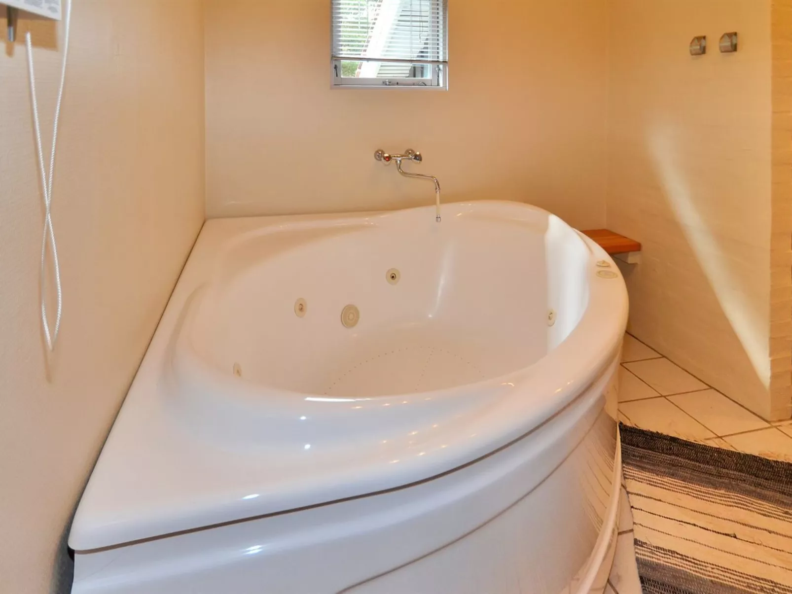 "Augustine" - 1.6km from the sea-Binnen