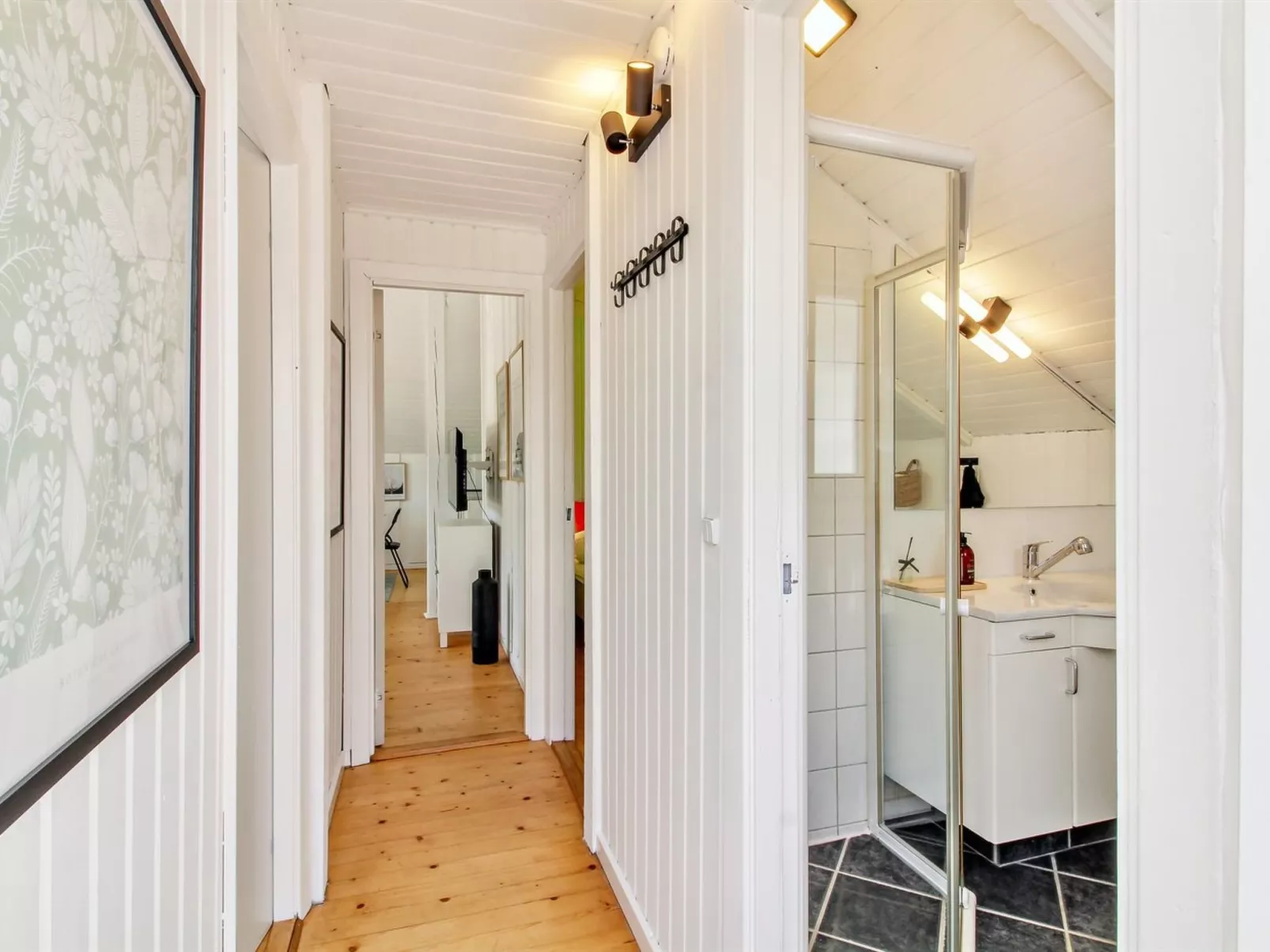 "Jaakob" - 30km from the sea-Binnen