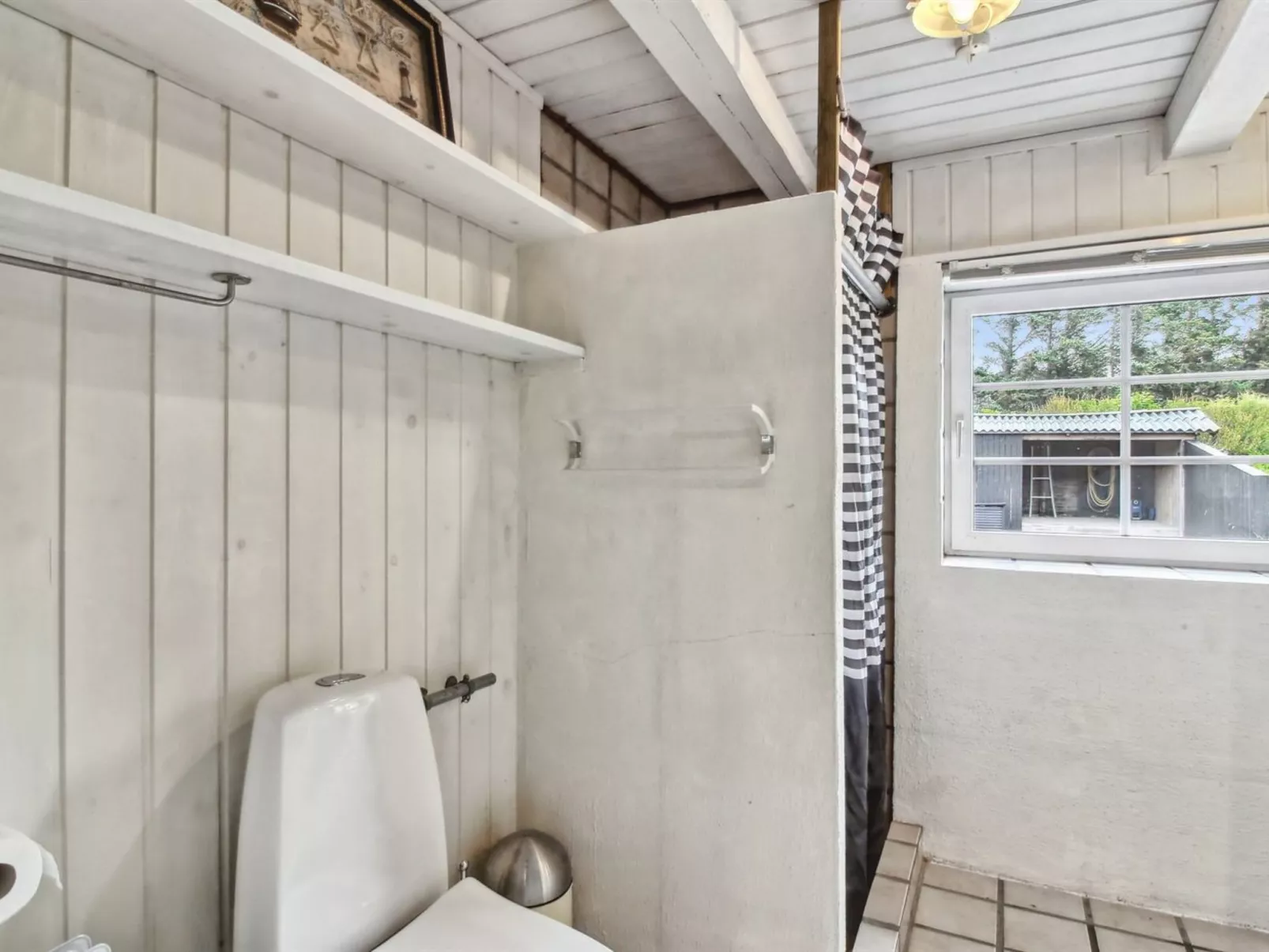 "Law" - 400m from the sea-Binnen