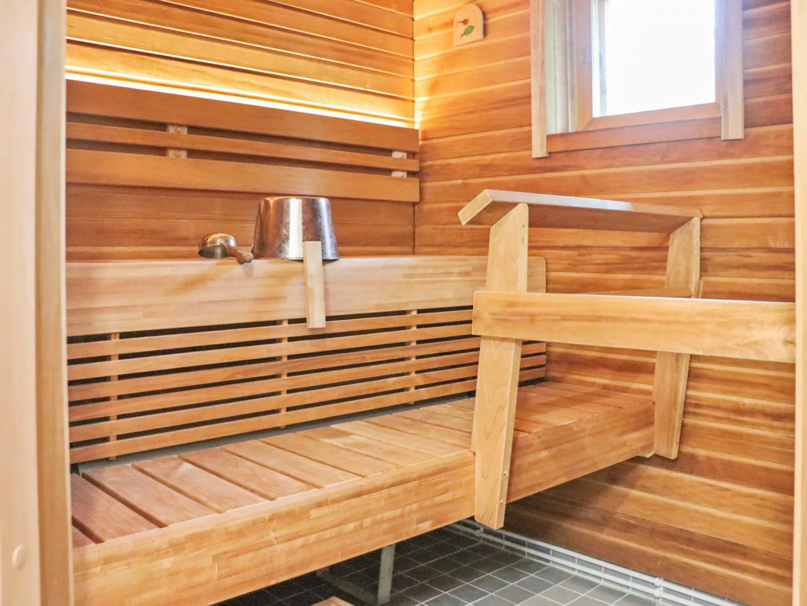 Hyryn herra mökki-Binnen