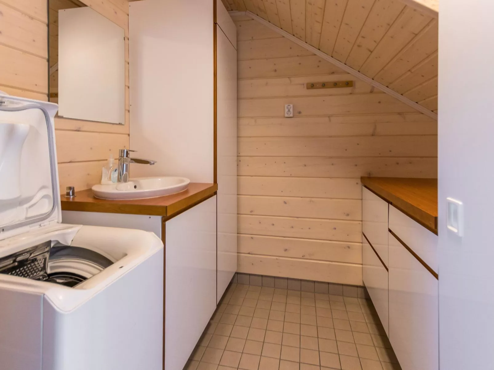 Hallan karhu b, paritalo-Binnen