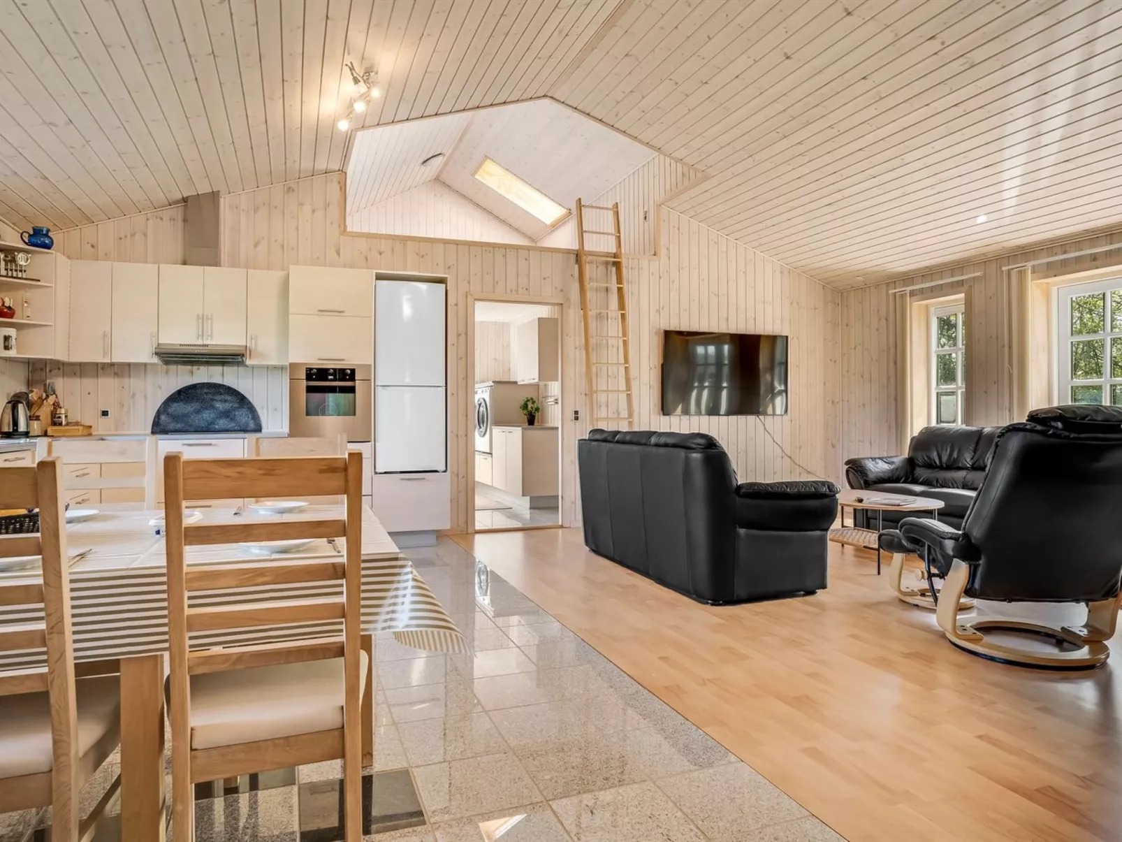 "Elsabet" - 600m to the fjord-Binnen