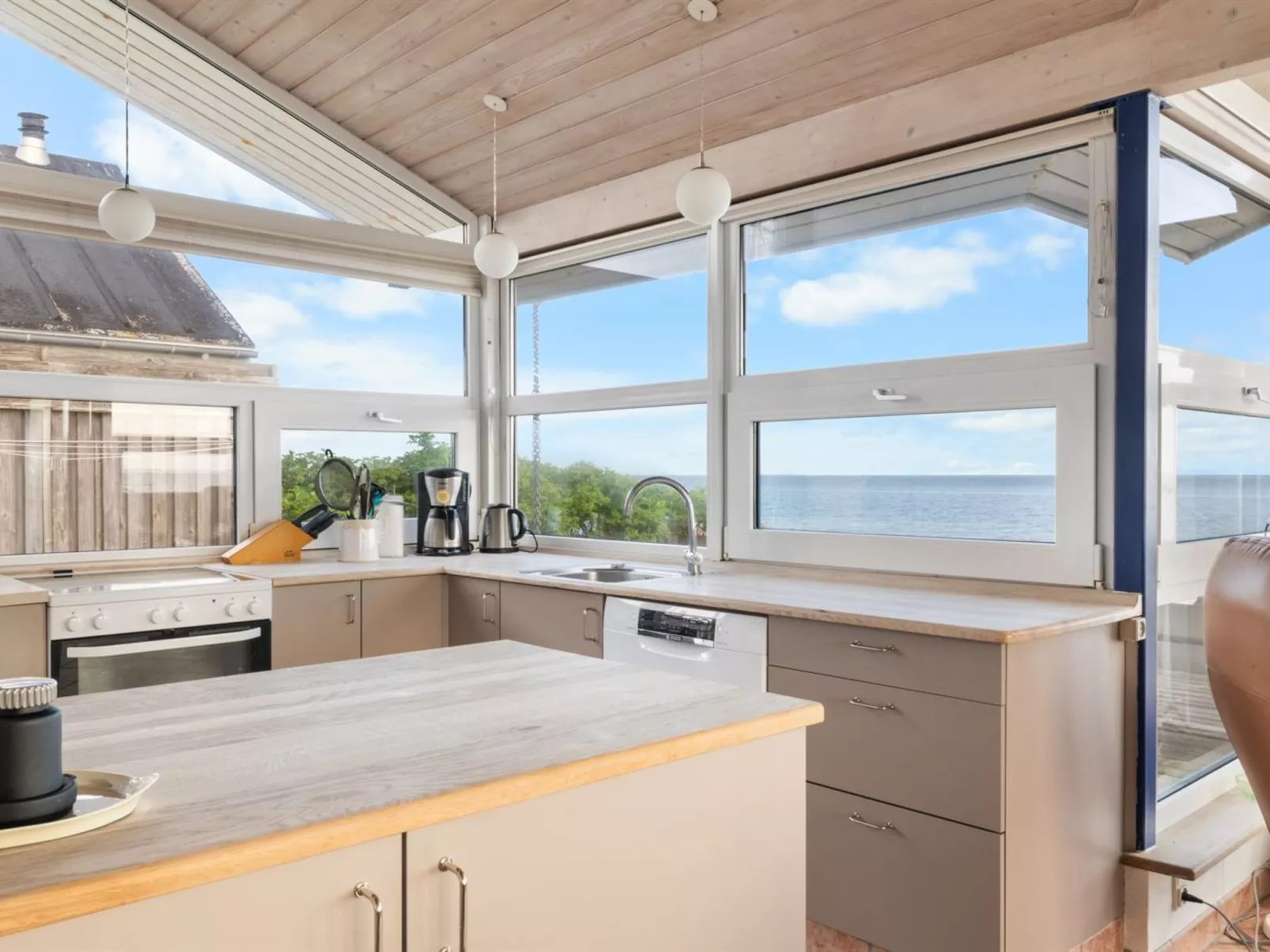 "Amila" - 10m from the sea-Binnen