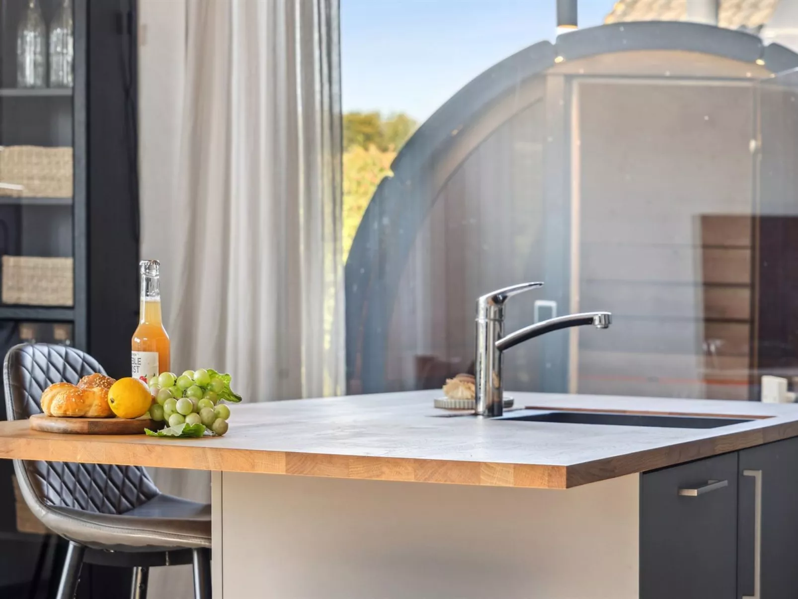 "Elvie" - 150m from the sea-Binnen