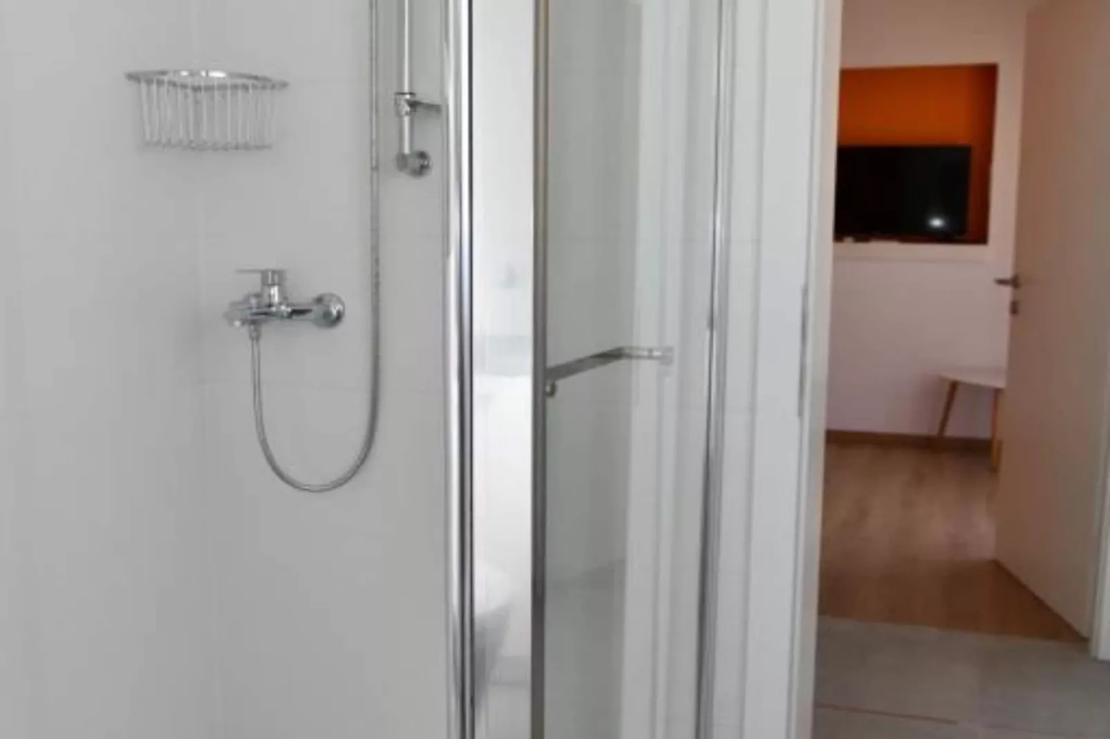 One Bedroom Apartment with Terrace and Garden View-Badkamer