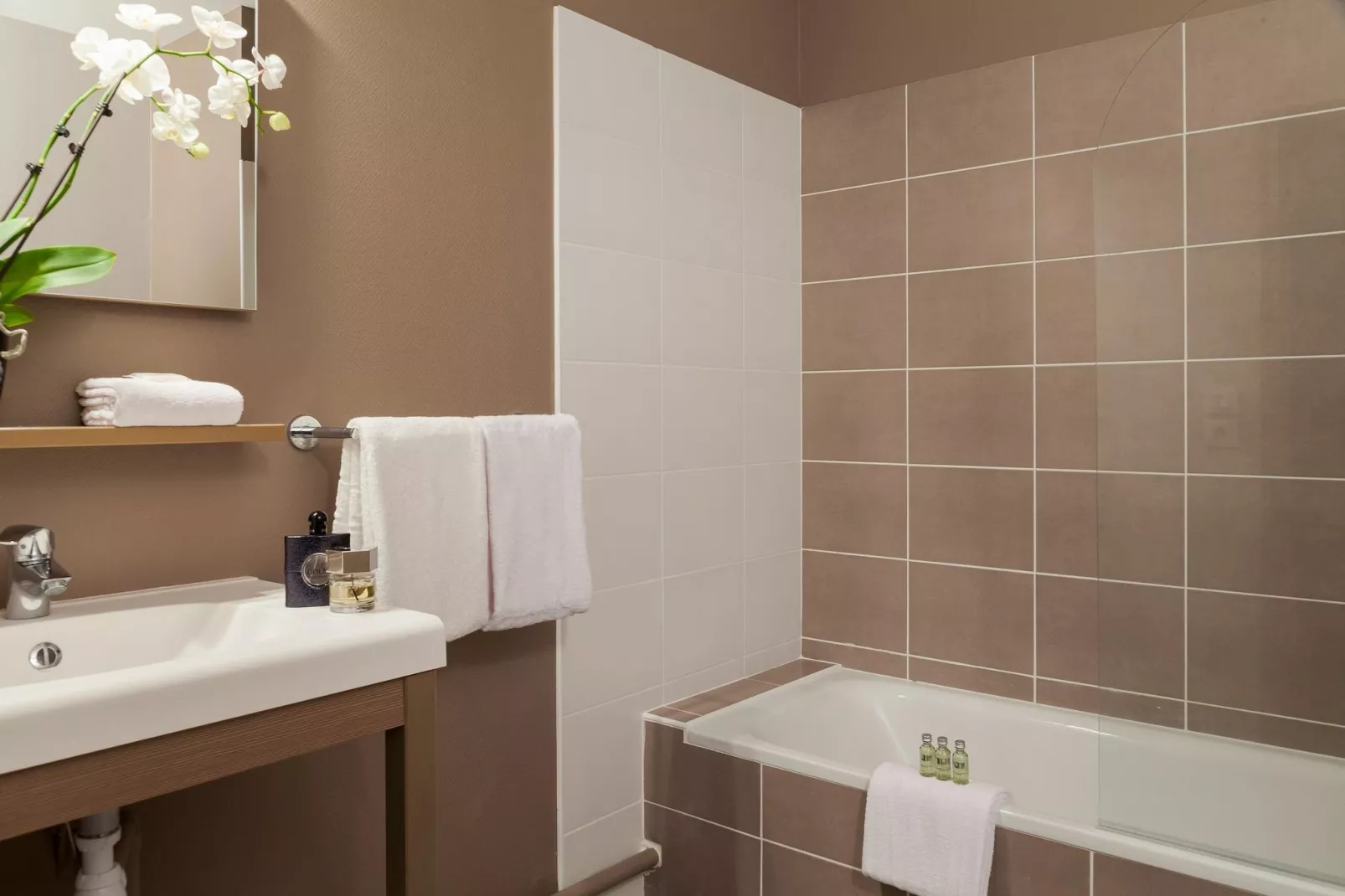 NEHÔ SUITES PORTE DE GENEVE - Triple Room-Badkamer