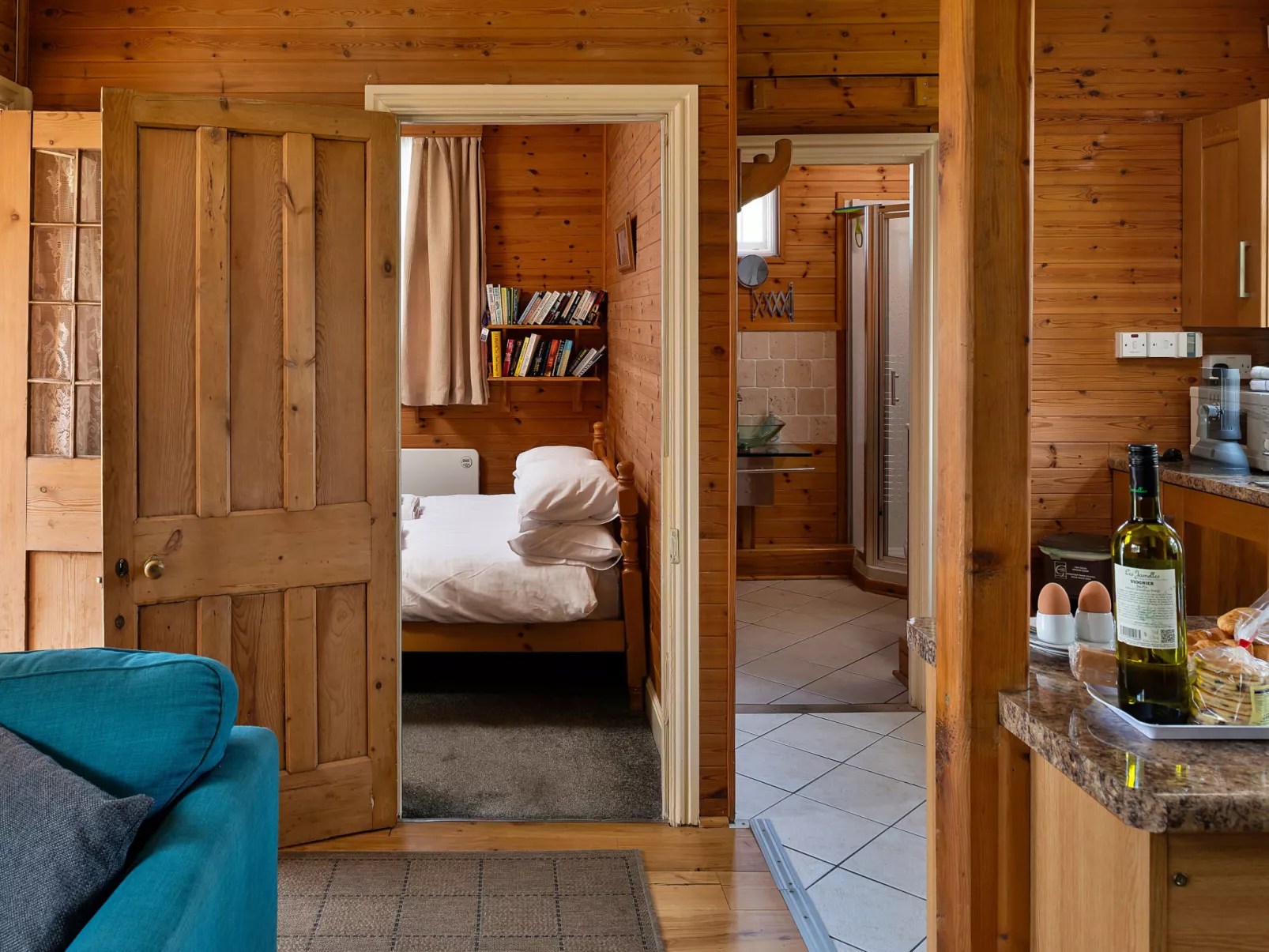 Toll Bridge Cottage-Binnen