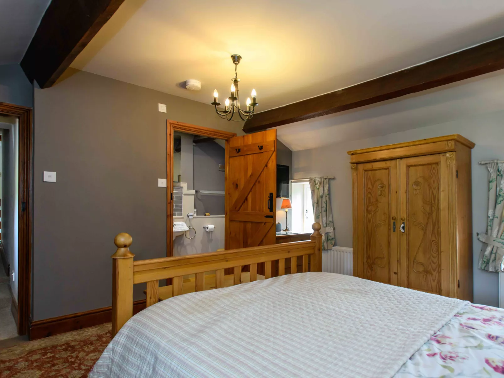 Shepherds Cottage at Mile House Farm-Binnen