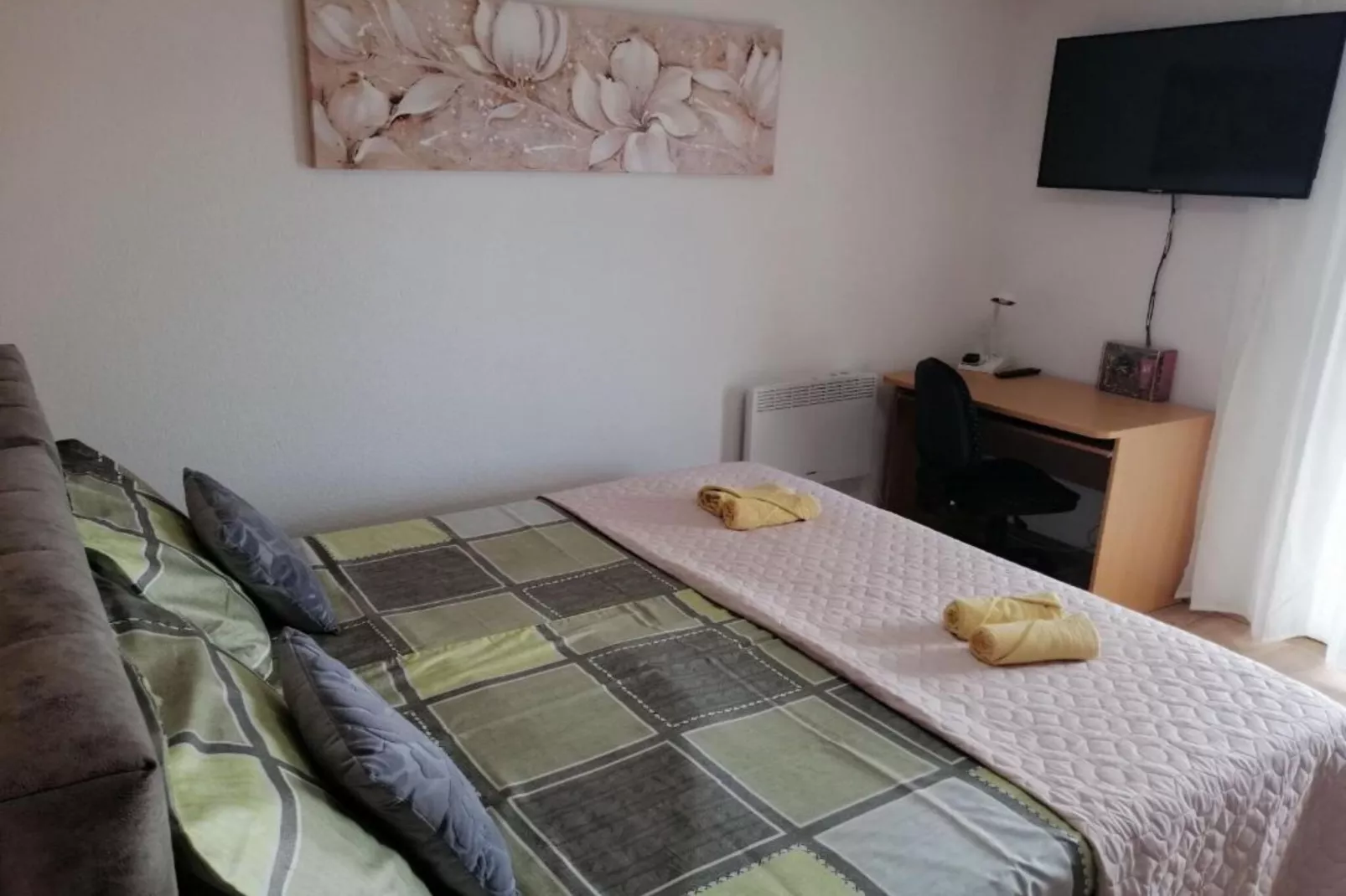 Apartment Libe with Sea View Trogir - Two Bedroom Apartment with Balcony-Slaapkamer