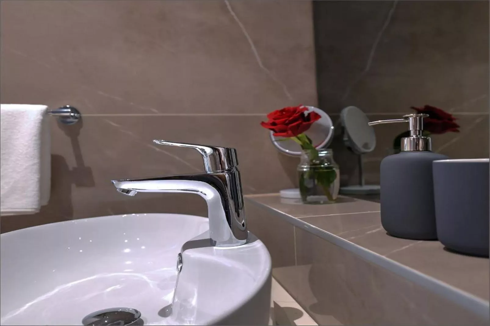 Deluxe Room with King Bed (2)-Badkamer