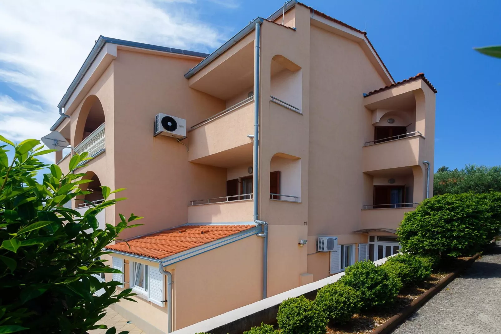 Comfortable and Sunny Krk Apartment - One Bedroom Apartment with Terrace-Buitenlucht