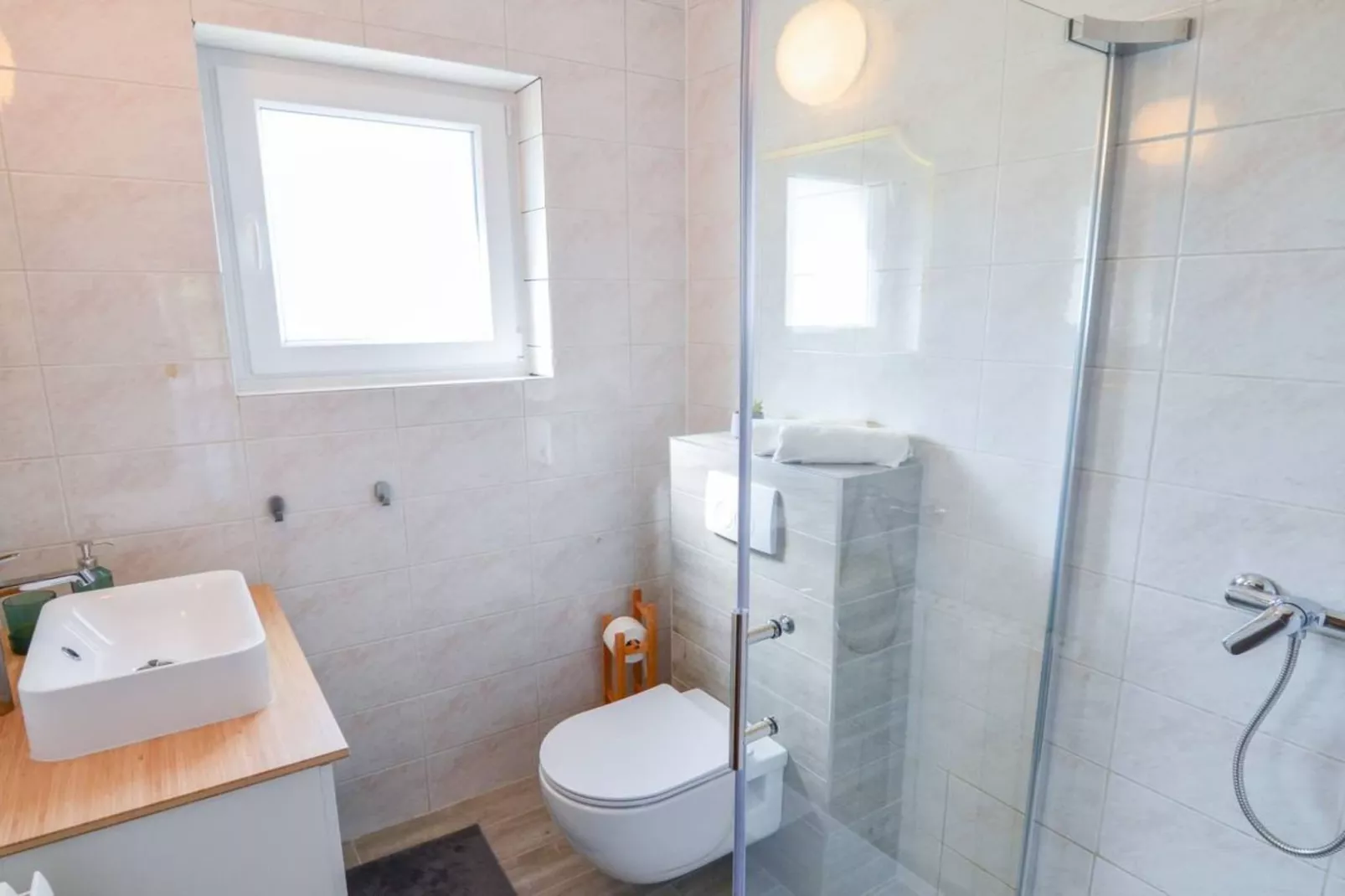 Villa With Pool-Badkamer