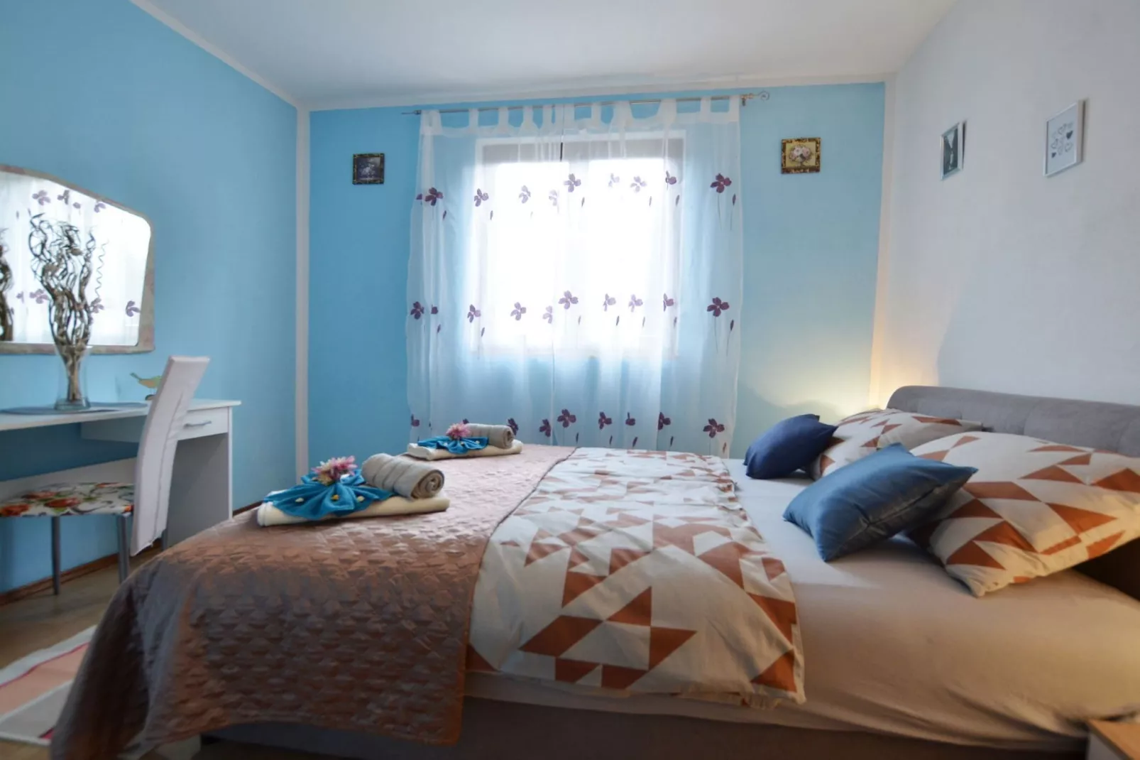 Zevnik Quiet Retreat with Stunning Views and Equestrian Activities - Family Room with Private Bathroom 8-Slaapkamer