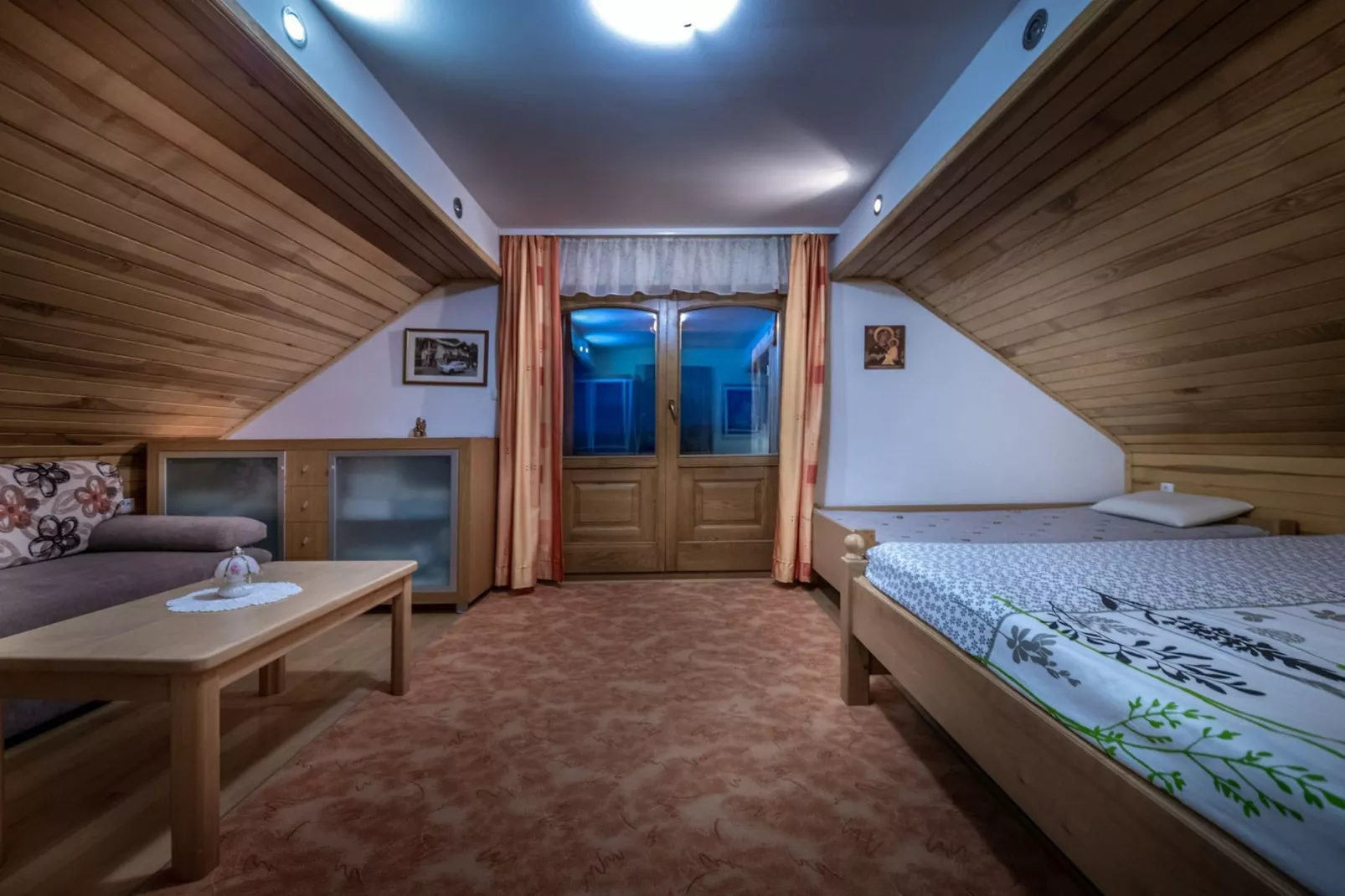 Vivid Hillside Country House with Hot-Tub and Sauna - Two Bedroom Country House-Slaapkamer