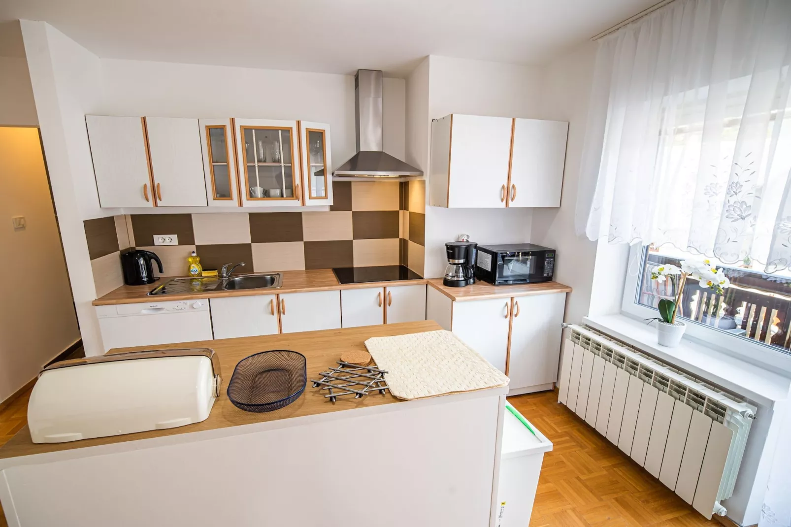 Mountain View Haven Apartments - One Bedroom Apartment  with Balcony-Keuken