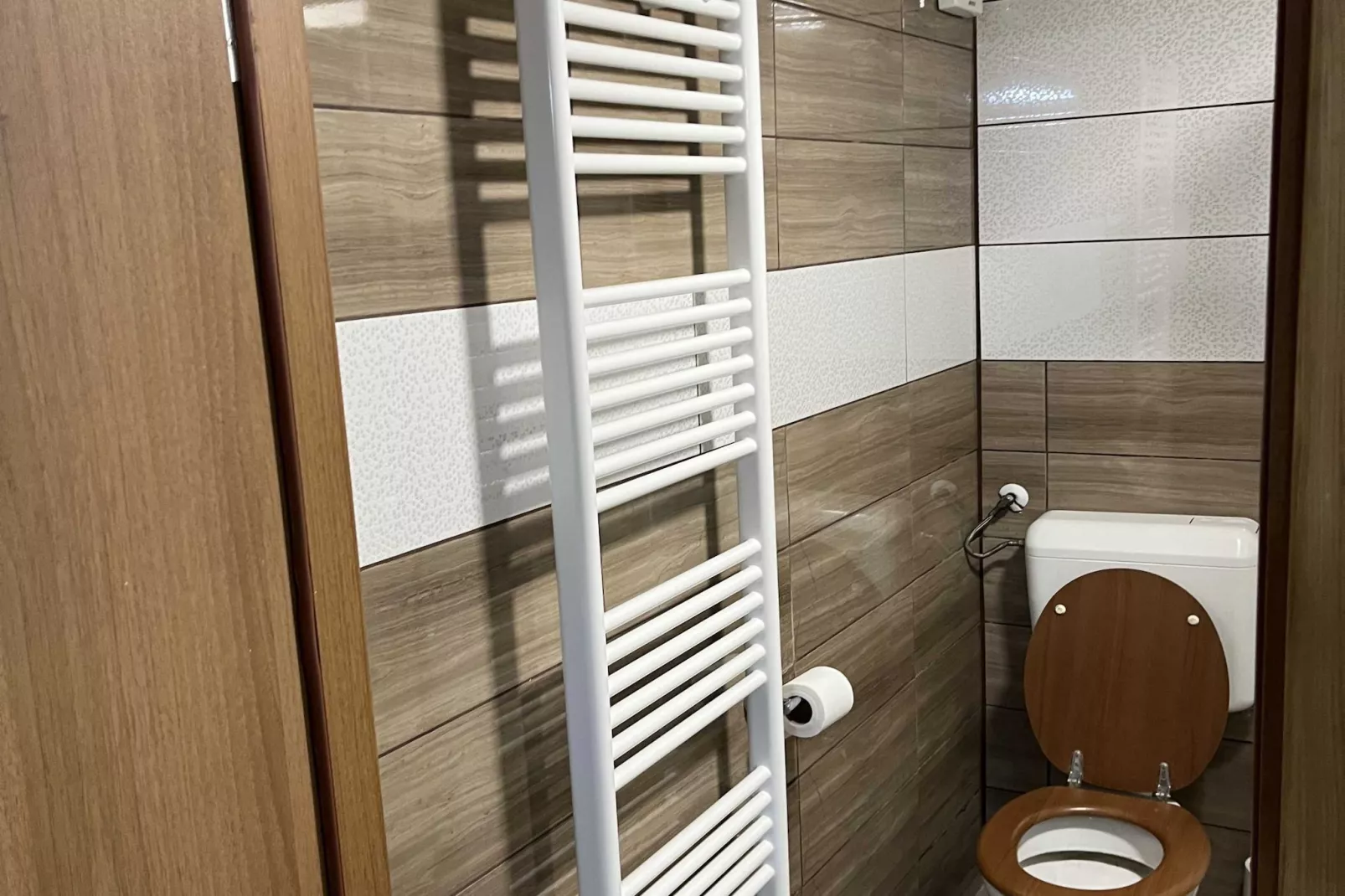 Meadow Tranquil Apartments with Evergreen Garden - One Bedroom Apartment-Badkamer