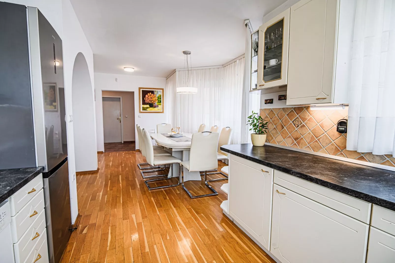 Stunning Rural Holiday Home with Garden and BBQ -  Four Bedroom Holiday Home-Keuken