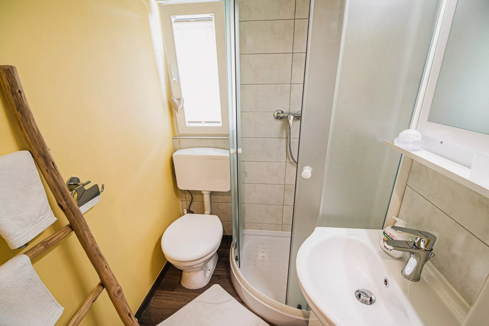 Enchanting Rural Apartment with Terrace - Studio Apartment with Terrace-Badkamer