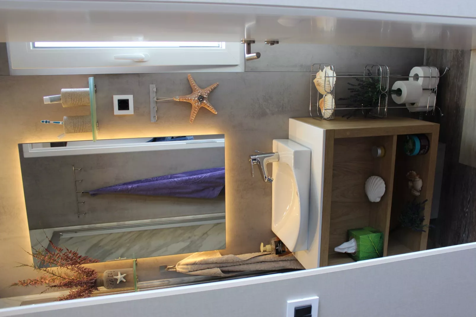 The Seaborn Residence - Two Bedroom Floating House-Badkamer