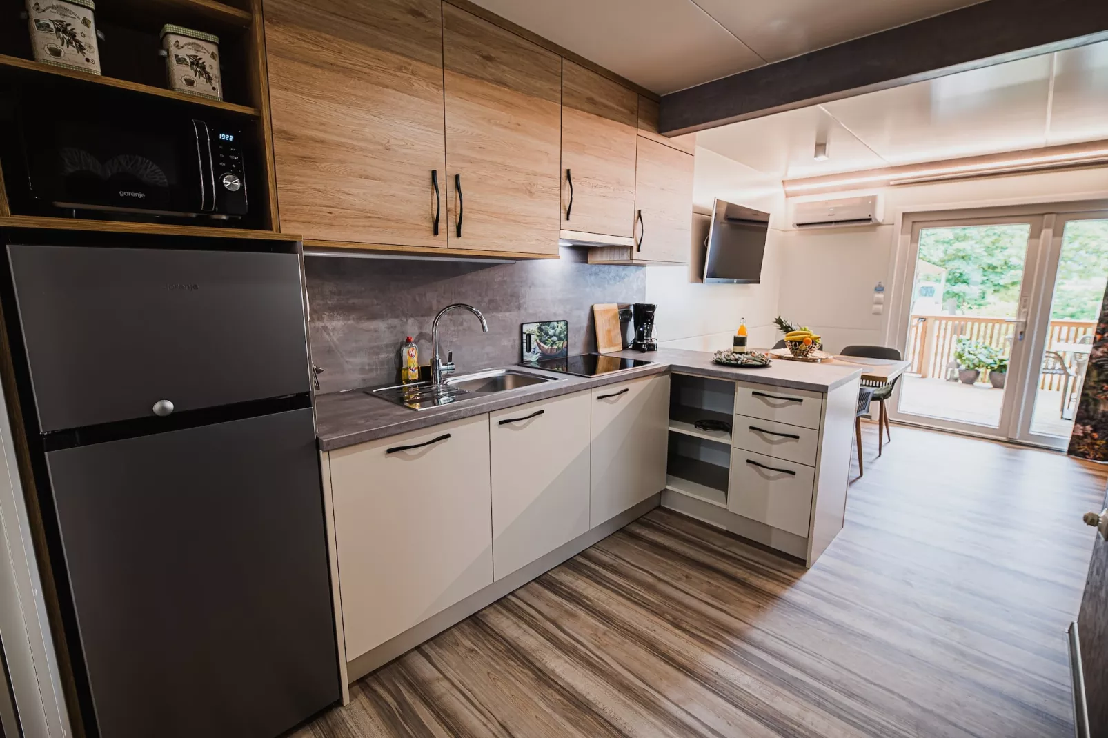 Lake Serenity Premium Mobile Homes with Thermal Riviera Tickets - Three Bedroom Mobile Home 15\/023-Keuken