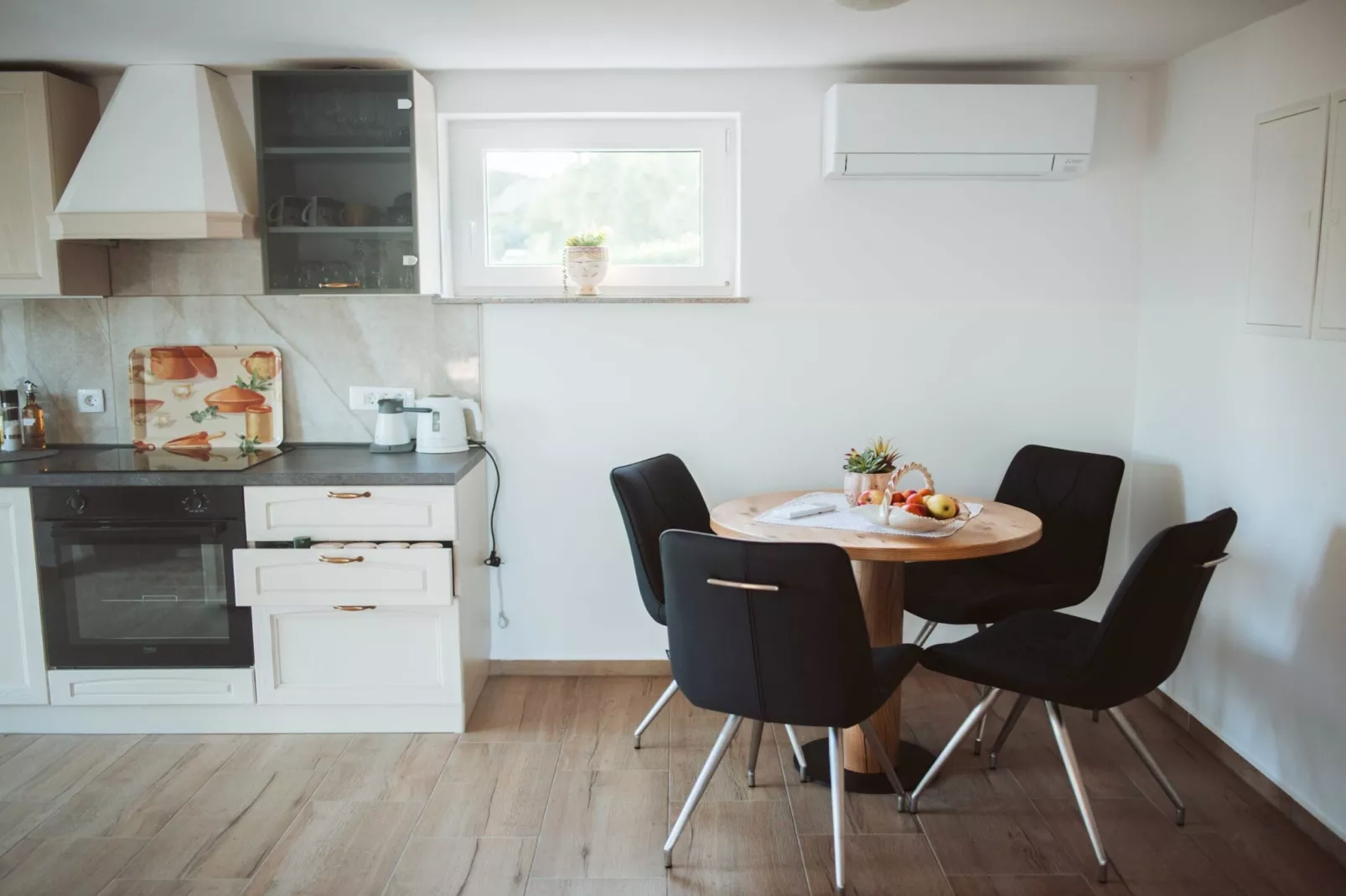 Cozy Holiday Home with Fireplace and Scenic Hills in Bistrica ob Sotli - Two Bedroom Holiday Home-Keuken