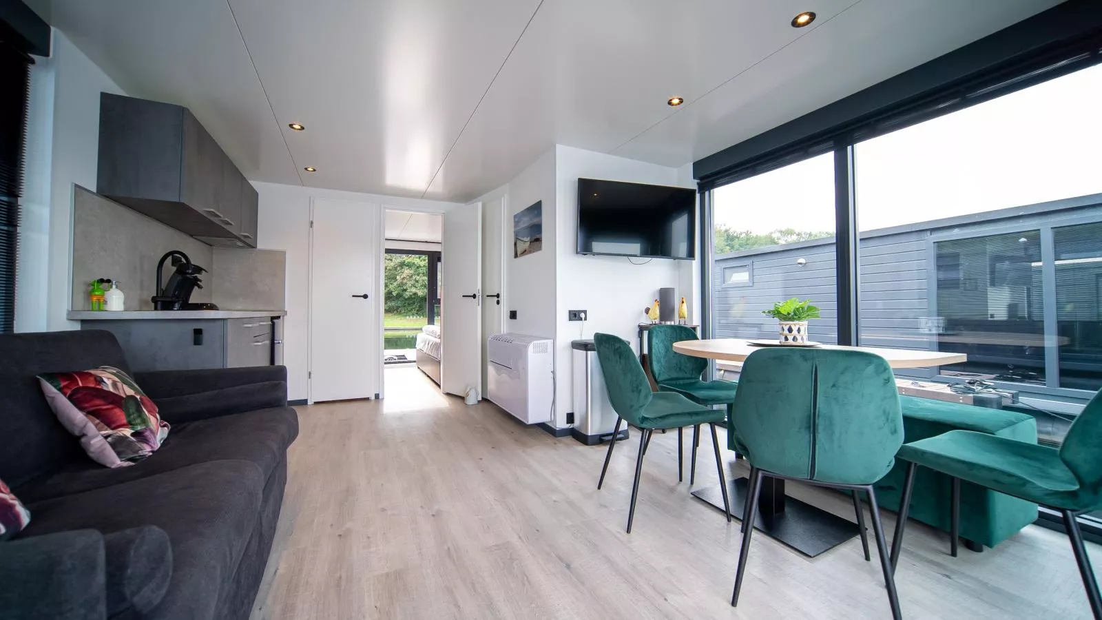 Floating in Limburg - hottub-Woonkamer