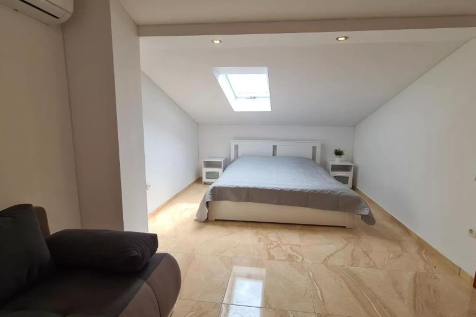 Apartment with One Bathroom-Slaapkamer