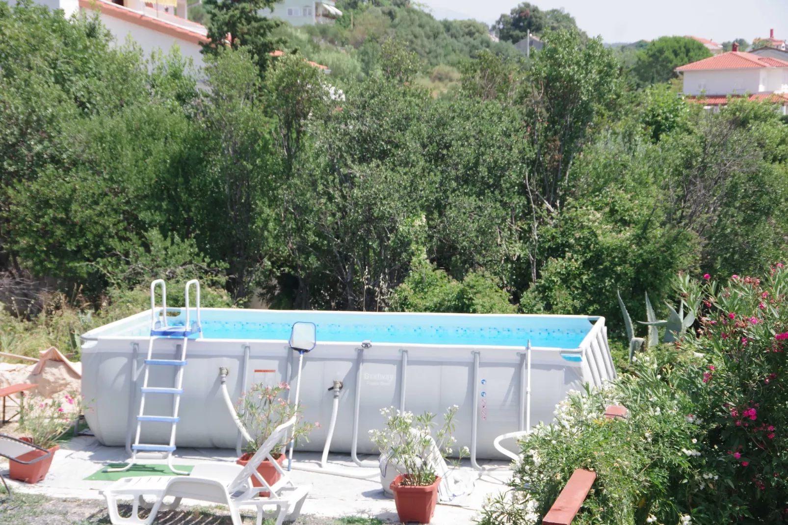 Serene Barbat Escape with Just Minutes from the Beach - One Bedroom Apartment with Balcony 3-Zwembad