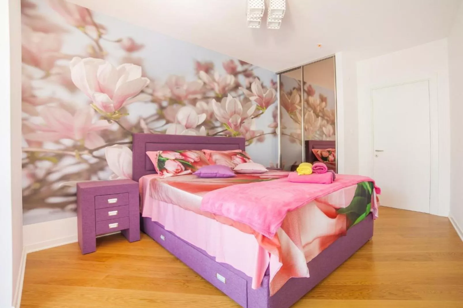 Exclusive Budva Stay Steps From the Beach - One Bedroom Apartment with Balcony-Slaapkamer