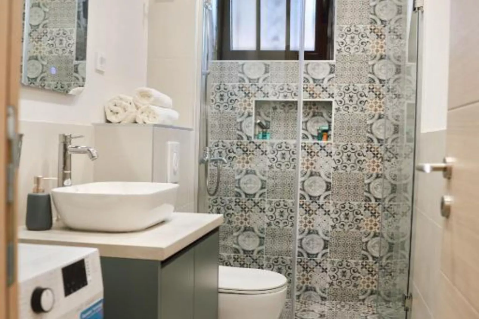 Stylish Apartment with Modern Elegance in Herceg Novi Area - Deluxe One Bedroom Apartment with Terrace-Badkamer