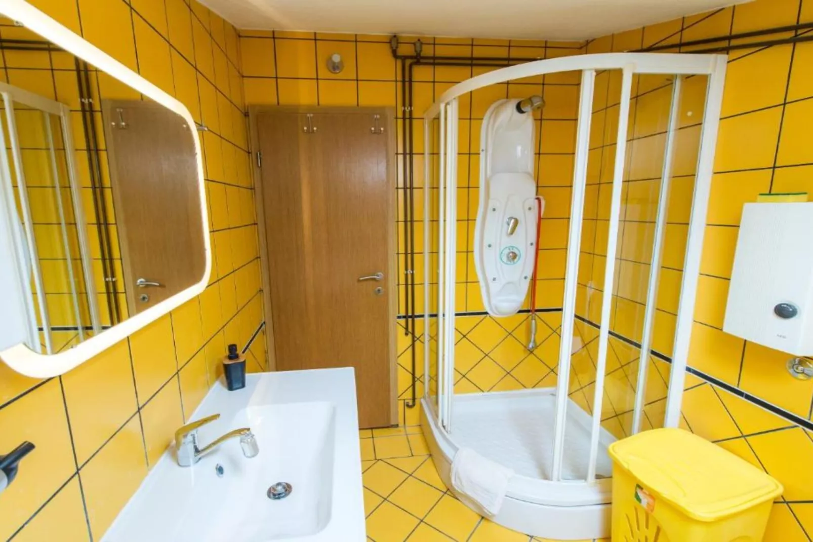 Two-Bedroom Apartment With Lake View-Badkamer