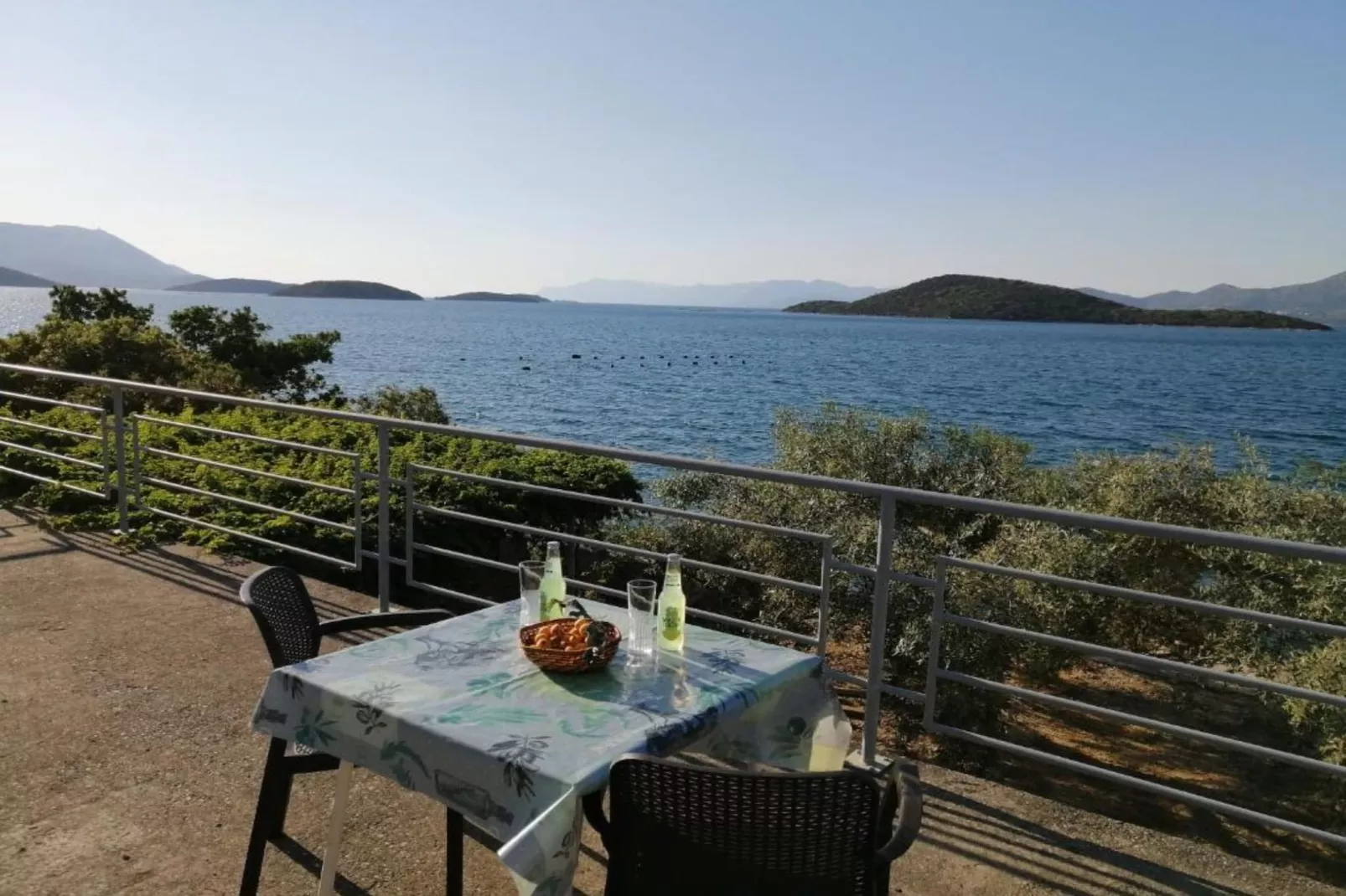 Spacious and Cozy Seafront Apartments - One Bedroom Apartment with Terrace and Sea View-Terras