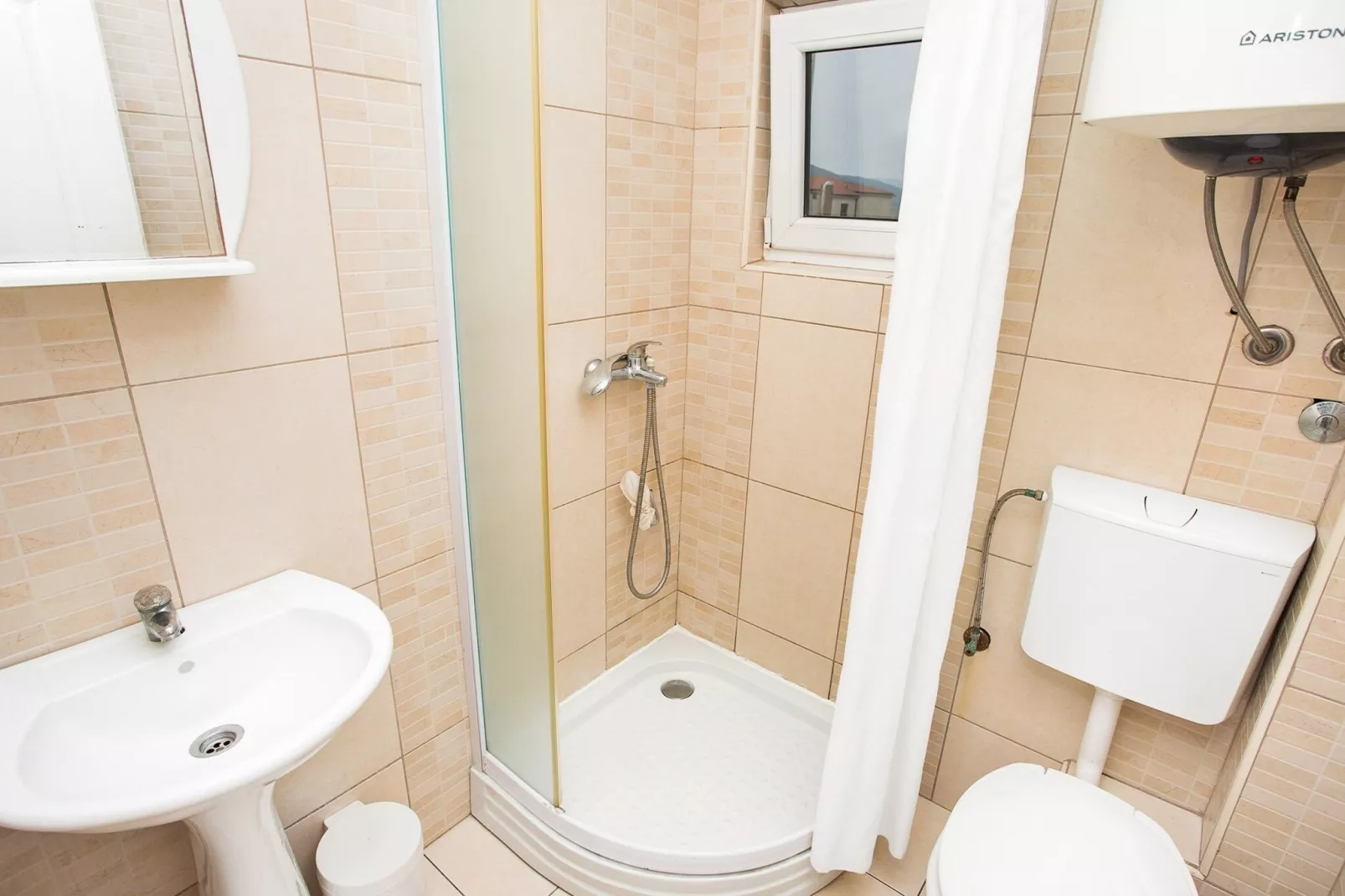 Perfect Budva Stay Near the Sea & Aqua Park - Comfort Triple Studio 1\/1-Badkamer