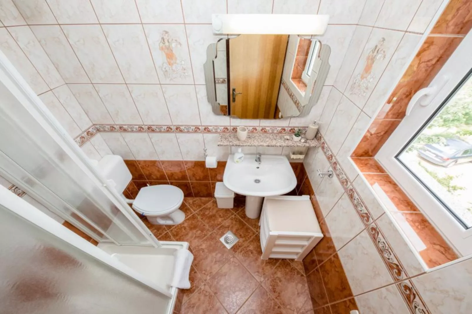 Two Bedroom Apartment with Terrace 1-Badkamer