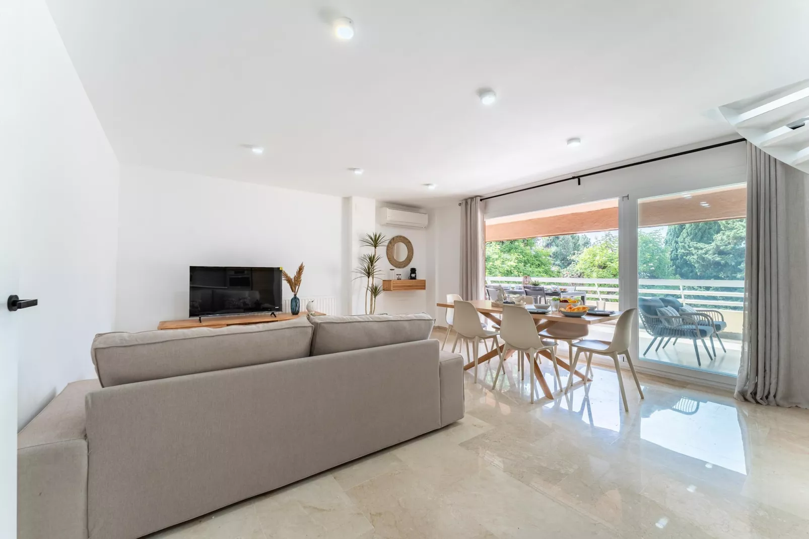 CT 393 - Faro's Soulrise Rooftop - Marbella Beach-Woonkamer