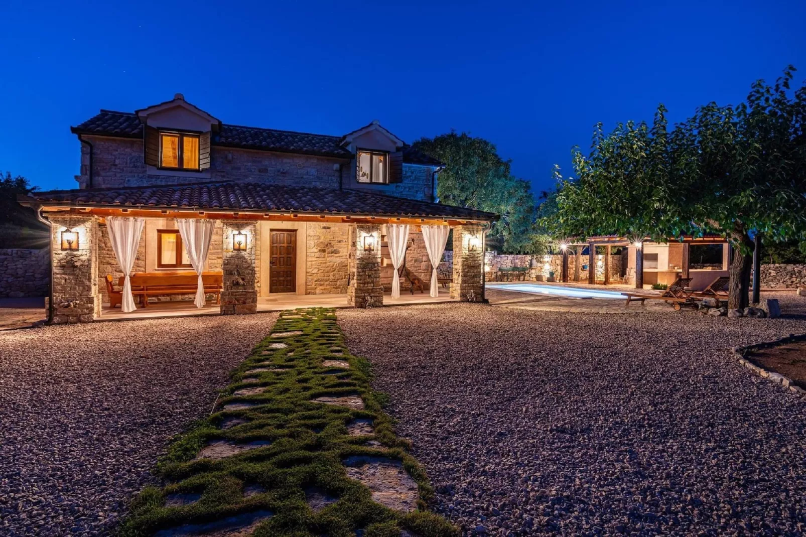 Authentic Villa Malou-Buitenkant zomer