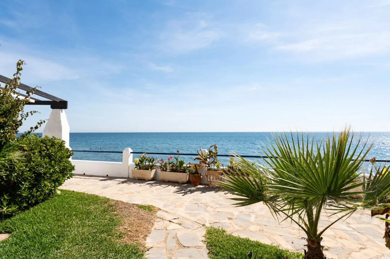 CT 398 - Faro's Beachfront House in Calahonda-Terrasbalkon