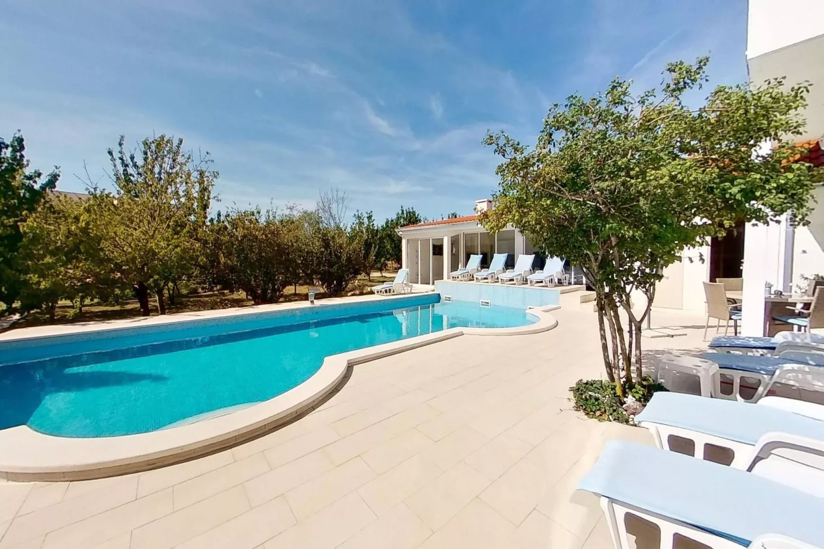 Sport & Spa Villa Neoric-Zwembad