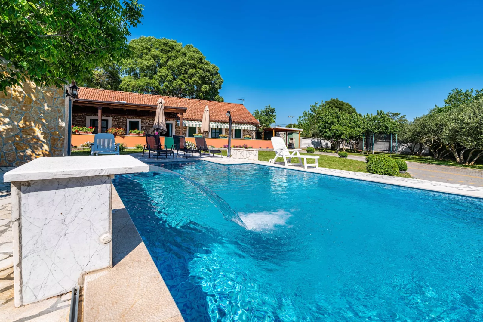 Authentic stone house Momo-Zwembad